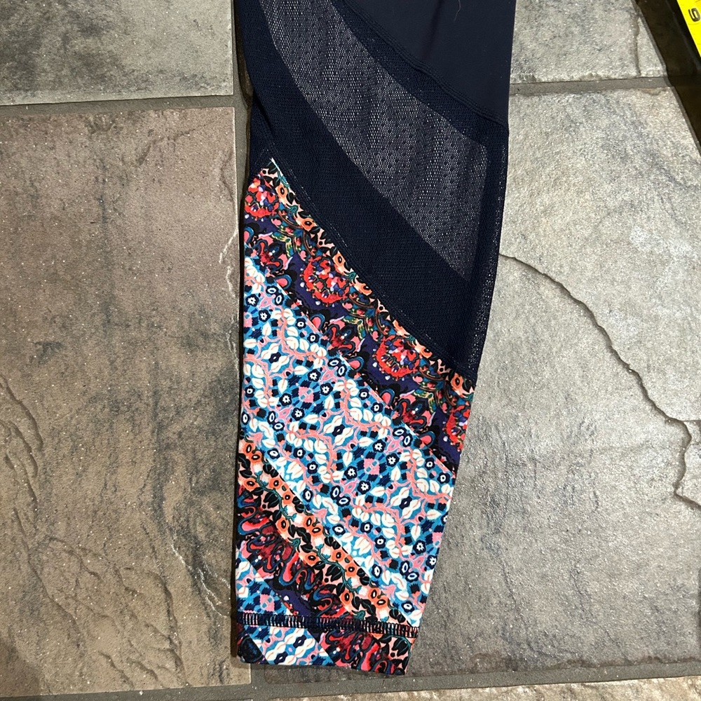 ATHLETA BUTTER SOFT SALUTATION 7/8 MIXED BEACH PRINTS NAVY MESH BOTTOMS - Picture 8 of 14